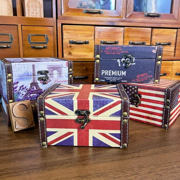 Royal Vintage Chest