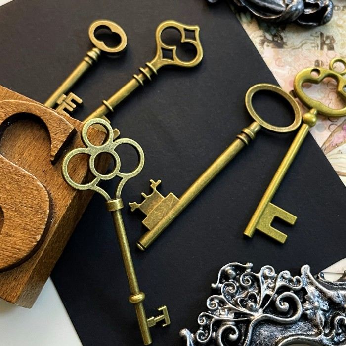 Antique Turn Key Charm 5PCS
