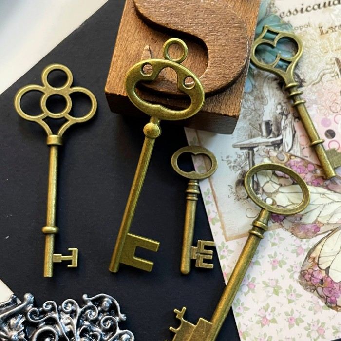 Antique Turn Key Charm 5PCS