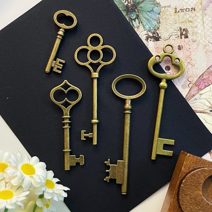 Antique Turn Key Charm 5PCS