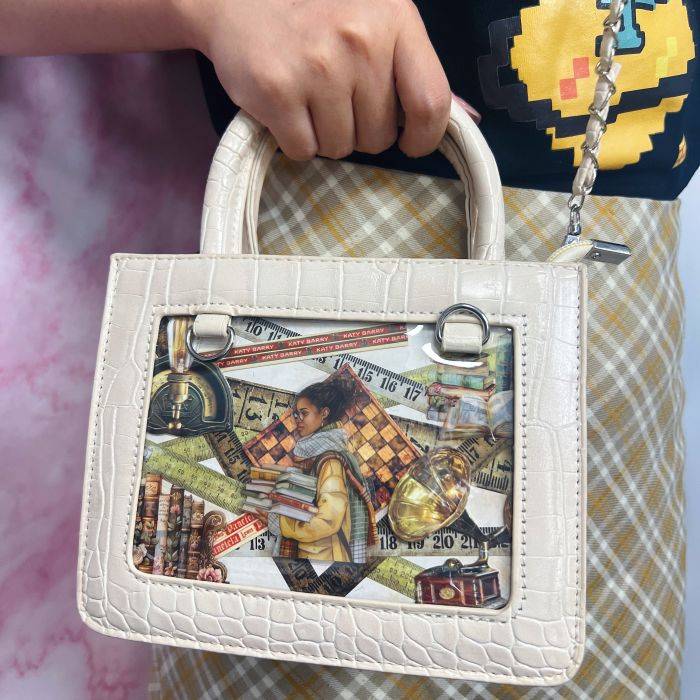 Art Showcase Chain Bag